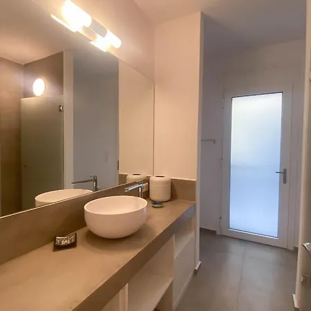Villa Oneiro Exclusive Escape With Private Pontoon & Luxe Amenities Vilă