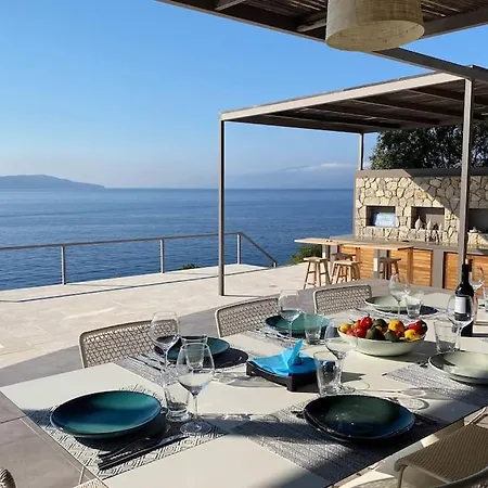 Villa Oneiro Exclusive Escape With Private Pontoon & Luxe Amenities *