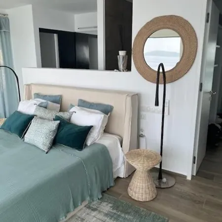 Villa Oneiro Exclusive Escape With Private Pontoon & Luxe Amenities