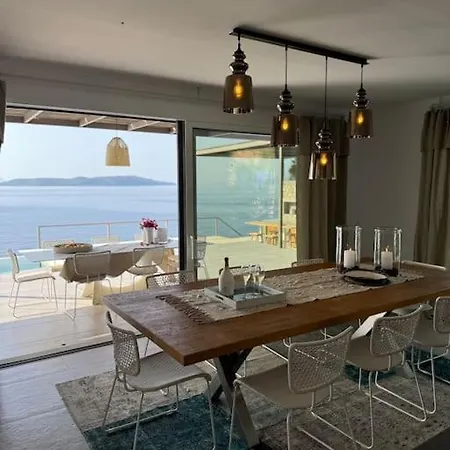 Villa Oneiro Exclusive Escape With Private Pontoon & Luxe Amenities Vilă