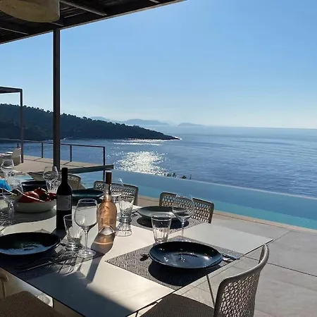 Vilă Villa Oneiro Exclusive Escape With Private Pontoon & Luxe Amenities Evgiros