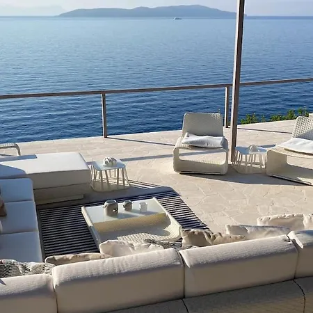 Villa Oneiro Exclusive Escape With Private Pontoon & Luxe Amenities *