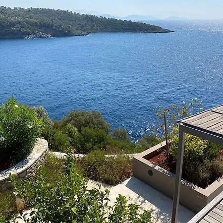 Villa Oneiro Exclusive Escape With Private Pontoon & Luxe Amenities *