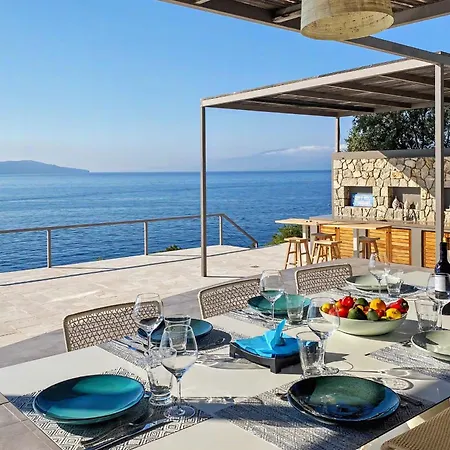 Villa Oneiro Exclusive Escape With Private Pontoon & Luxe Amenities *